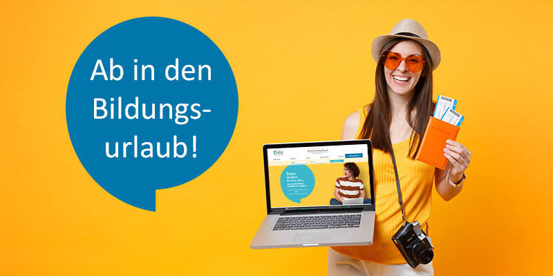 eine Frau, die einen Laptop und Flugtickets hält