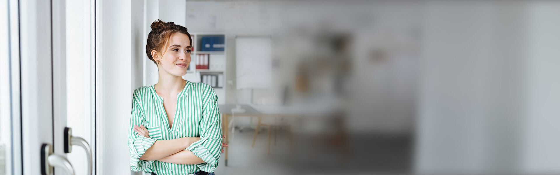 eine Frau, die sich an eine Wand lehnt