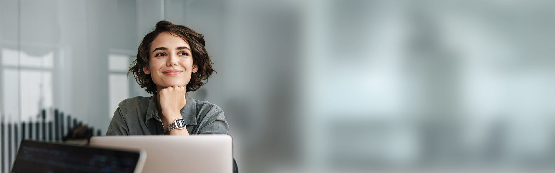 eine Frau sitzt an einem Schreibtisch mit einem Laptop