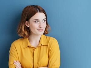 eine Frau in einem gelben Hemd