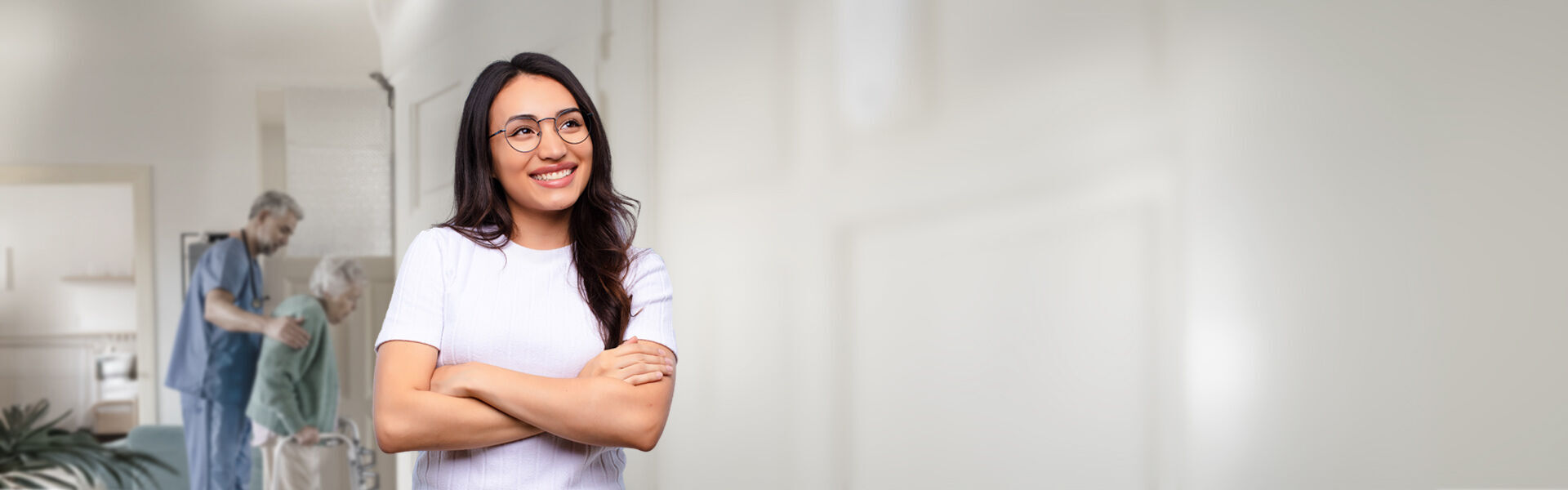 eine Frau, die vor einem Spiegel steht