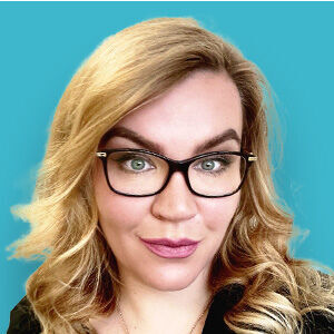 eine Frau mit Brille und blauem Hintergrund