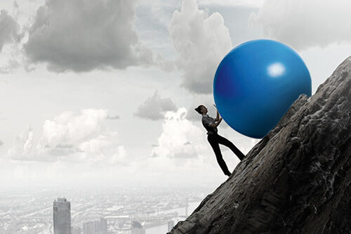 ein Mann, der einen blauen Ballon hält