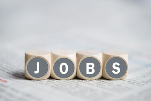 ein hölzerner Block mit dem Wort Jobs auf ihm